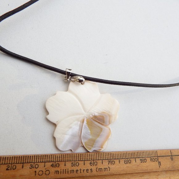 8.8grams Mother Of Pearl Carved And Polished Flower Design NeckLace - Picture 6 of 9